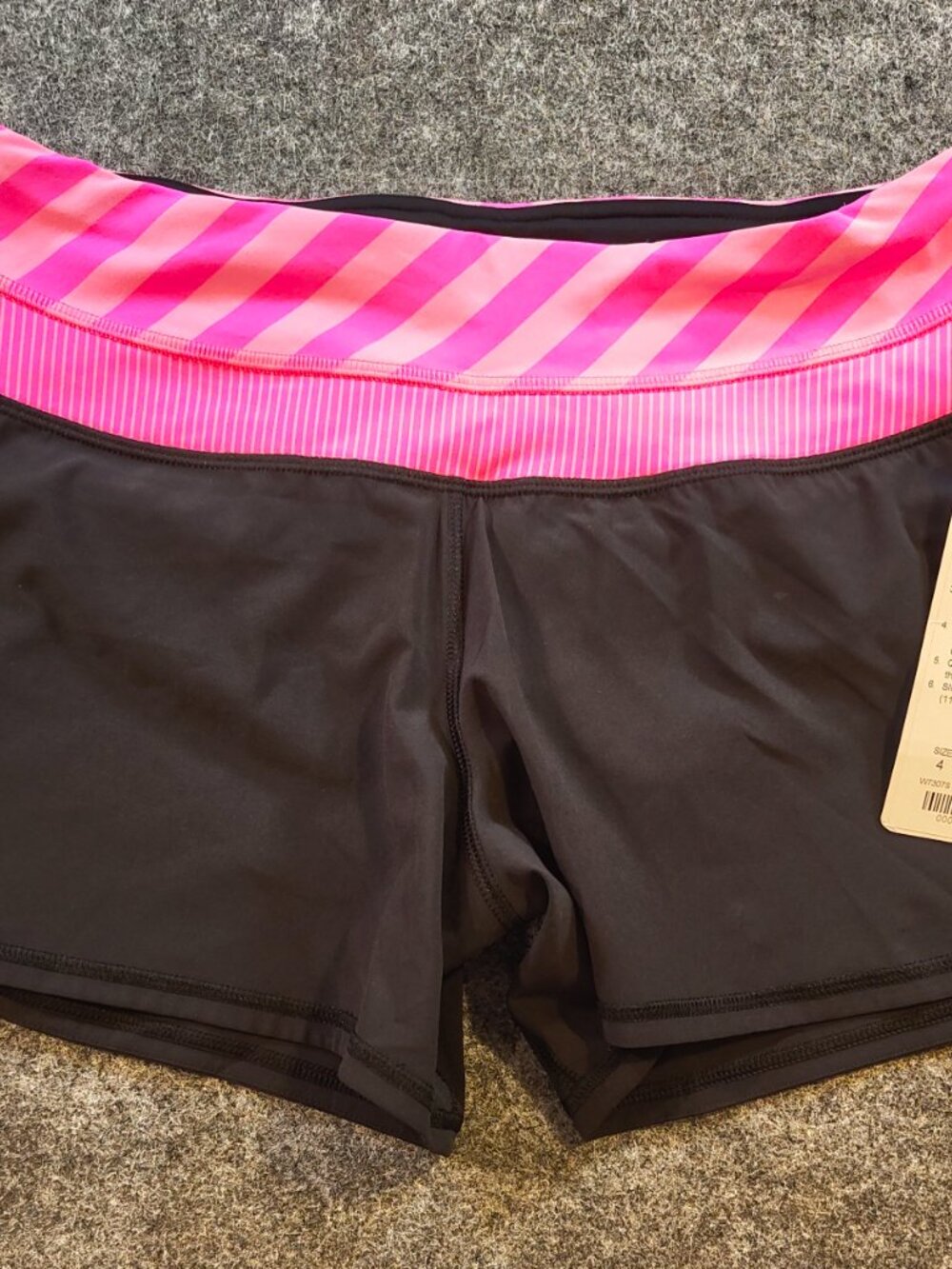 Lululemon Groovy Run Short NWT Size 4 Black/Pink Waistband